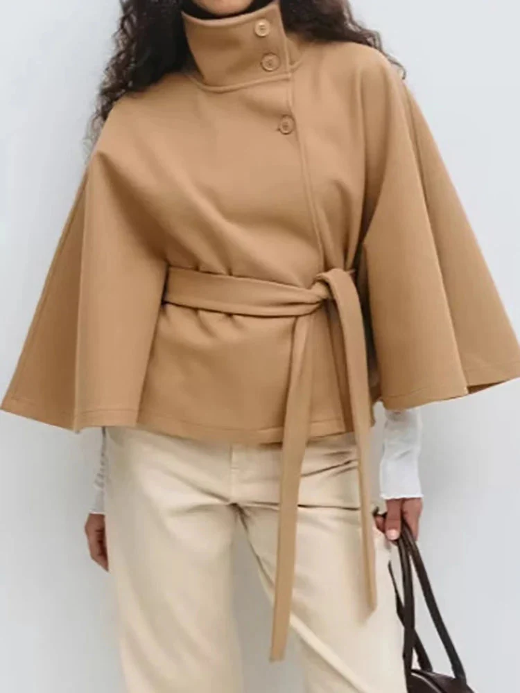 Cappotto a Mantella dal Design Elegante da Donna | Lirena - Image 5
