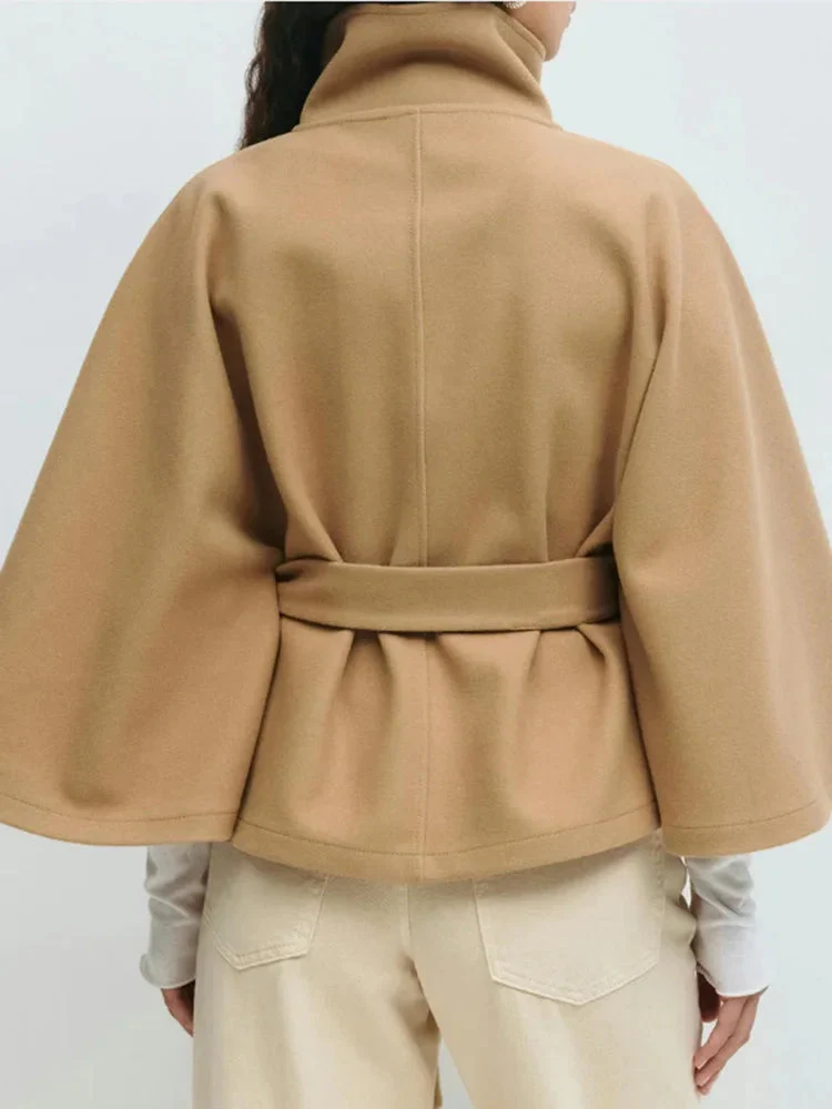 Cappotto a Mantella dal Design Elegante da Donna | Lirena - Image 6