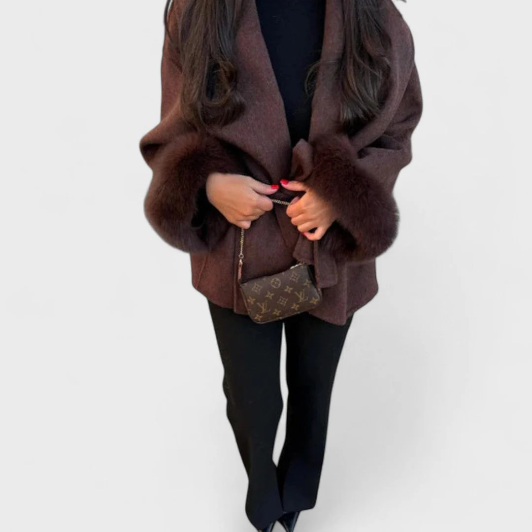 Cappotto Elegante in Lana Morbida Per Donna | Zirela - Image 6